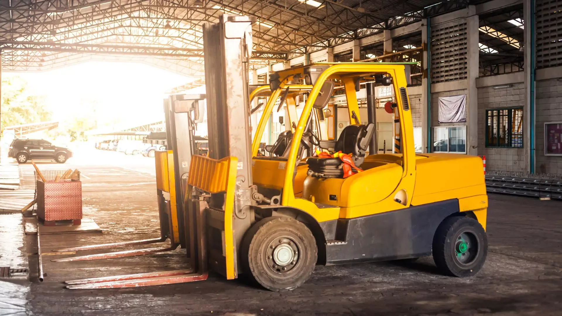 Stivuitor galben într-o hală industrială.